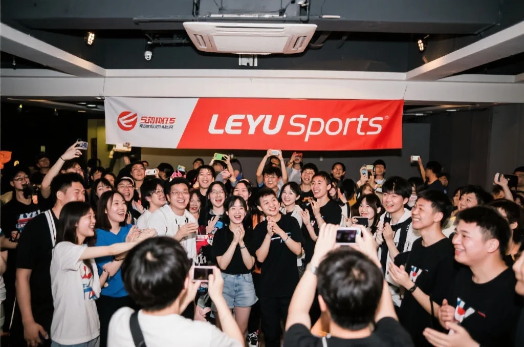 粉丝们在体育主题线下见面会现场热情互动，现场气氛活跃，背景有LeYu Sports标志的横幅